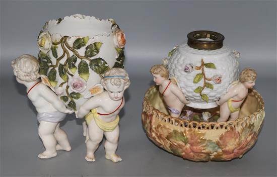 A Worcester bowl, 2 putti Sitzendorf style table centres